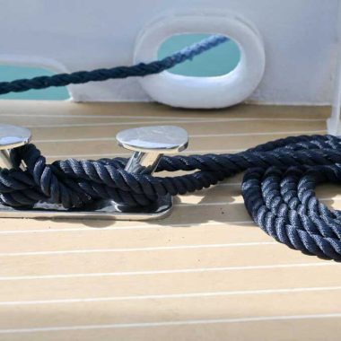 Noleggio-Yacht-con-equipaggio-e-skipper